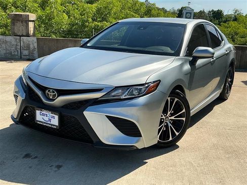 Used 2018 Toyota Camry SE FWD image 2