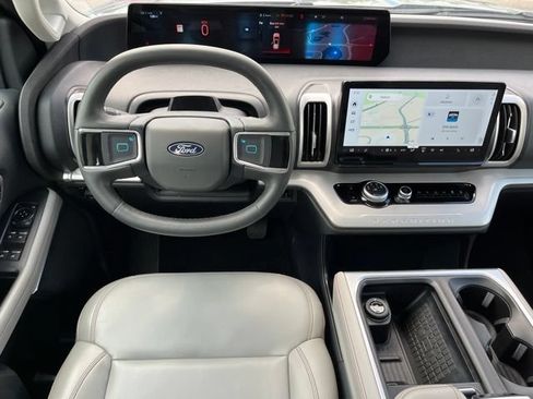 Used 2025 Ford Expedition Active AWD/4WD image 17