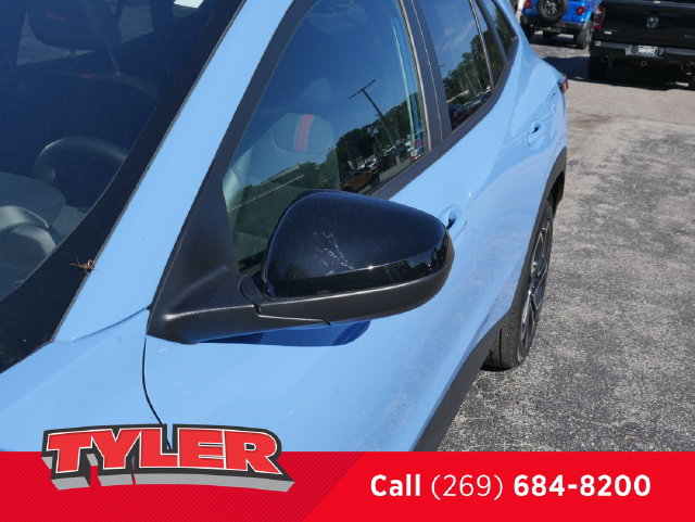 Used 2024 Chevrolet Trax RS w/ Sunroof Package FWD image 12