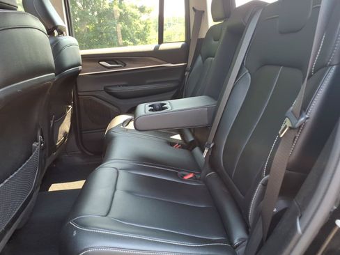 Used 2024 Jeep Grand Cherokee Limited AWD/4WD image 11
