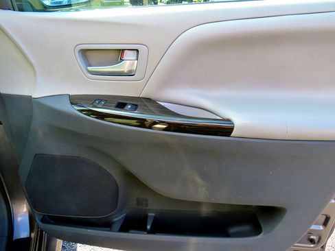 Used 2018 Toyota Sienna XLE image 31