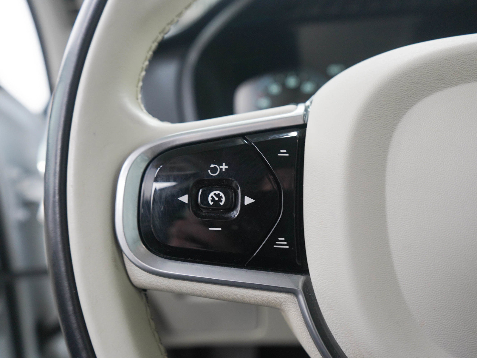 Used 2018 Volvo XC90 T6 Momentum w/ Convenience Package AWD/4WD image 28