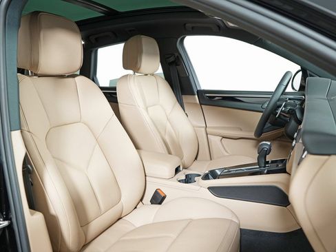 Certified 2026 Porsche Macan AWD/4WD image 36