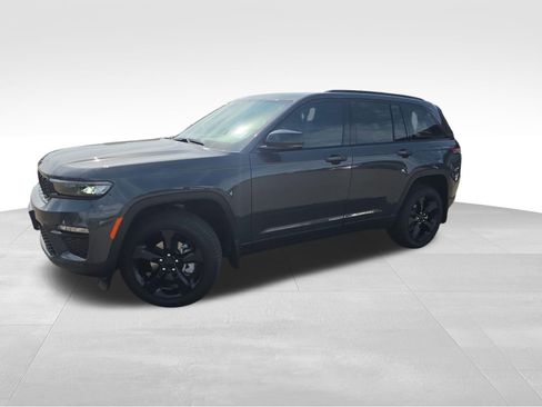Used 2025 Jeep Grand Cherokee Limited w/ Black Appearance Package AWD/4WD image 2
