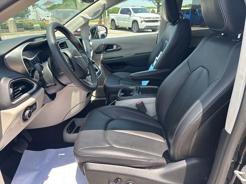 Used 2024 Chrysler Pacifica Touring-L FWD image 46