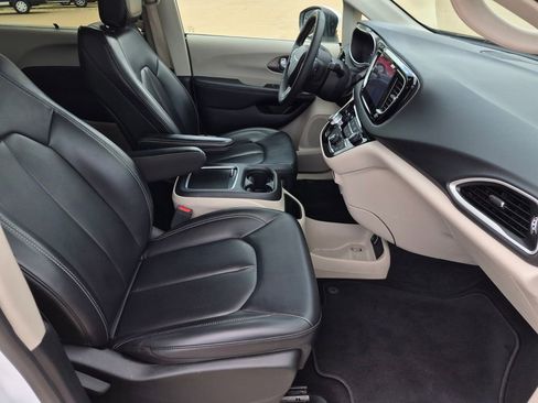 Used 2023 Chrysler Pacifica Touring-L FWD image 38