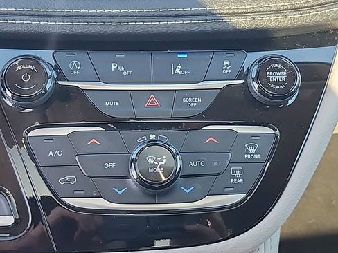 Used 2023 Chrysler Pacifica Limited image 6