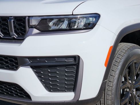 New 2026 Jeep Grand Cherokee Altitude image 8