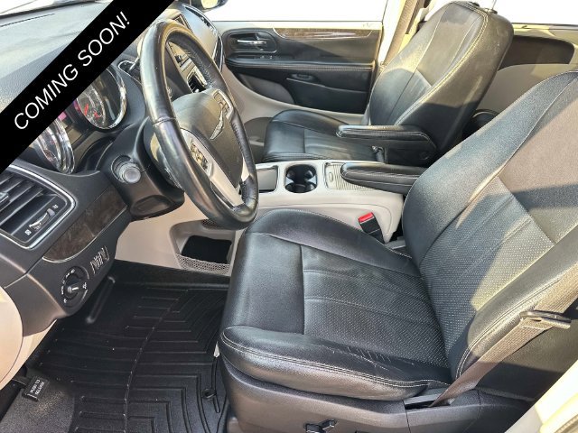 Used 2016 Chrysler Town & Country Touring-L FWD image 19