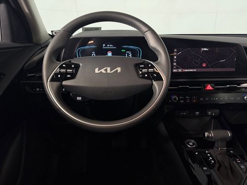 Used 2025 Kia Niro EX FWD image 13