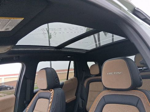 Used 2025 Chevrolet Equinox ACTIV w/ Safety and Technology Package AWD/4WD image 18
