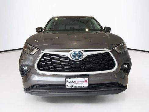 Used 2023 Toyota Highlander LE AWD/4WD image 2