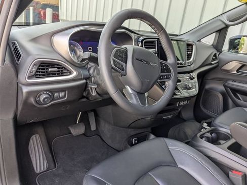 Used 2025 Chrysler Pacifica Select FWD image 2