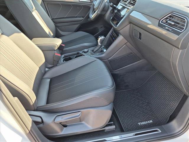 Used 2024 Volkswagen Tiguan SE R-Line AWD/4WD image 21