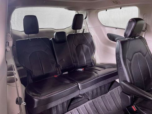 Used 2017 Chrysler Pacifica Limited w/ UConnect Theater Package FWD image 27