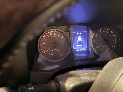 Used 2017 Toyota Tacoma TRD Sport w/ Tow Package image 5