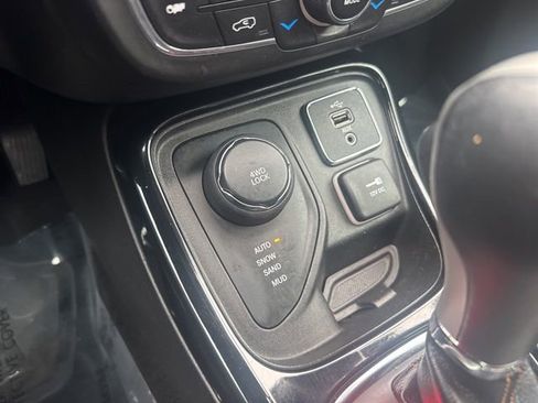 Used 2018 Jeep Compass Limited w/ Navigation Group image 23
