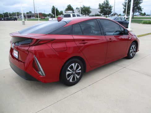 Used 2018 Toyota Prius Prime Advanced w/ Carpet Mat Package FWD image 5
