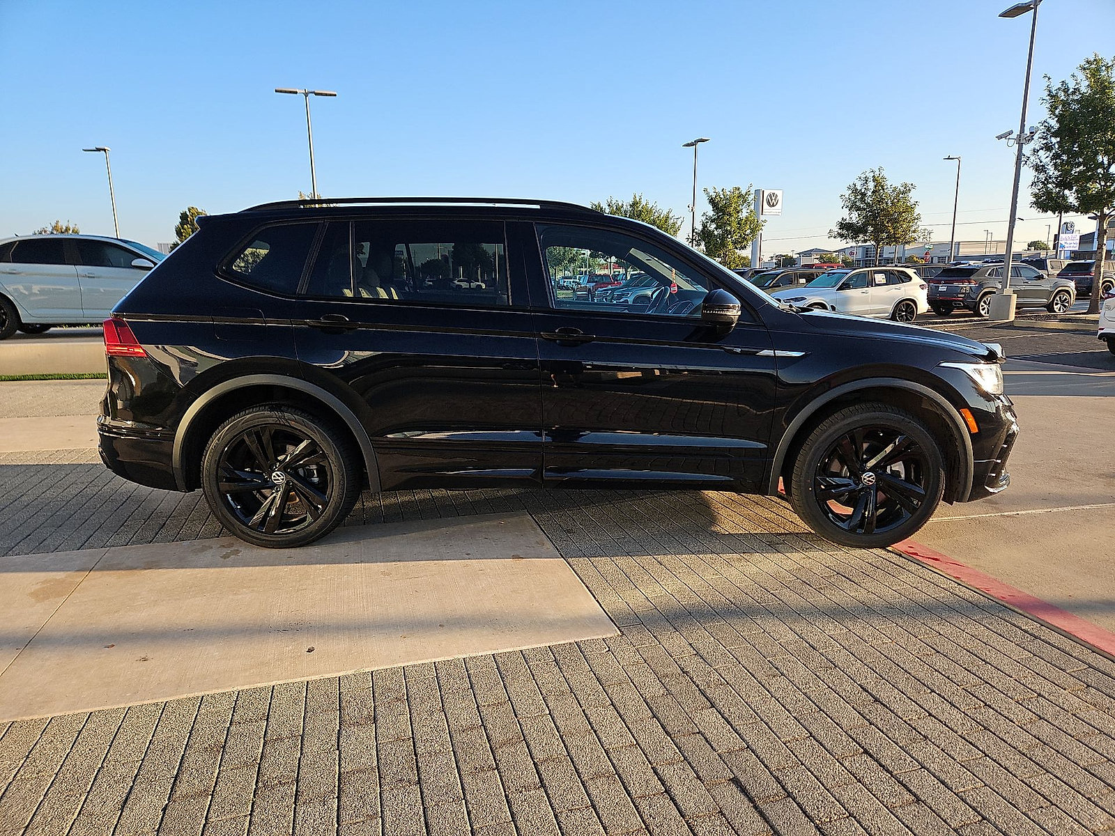 Certified 2024 Volkswagen Tiguan SE R-Line w/ MDO Package, Three-Row FWD image 9