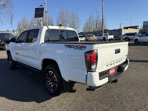 Used 2022 Toyota Tacoma TRD Sport image 8