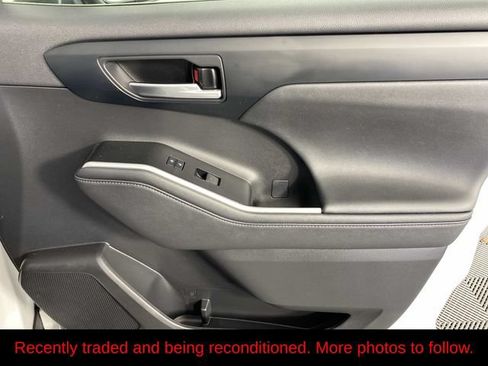 Used 2023 Toyota Highlander XLE AWD/4WD image 24