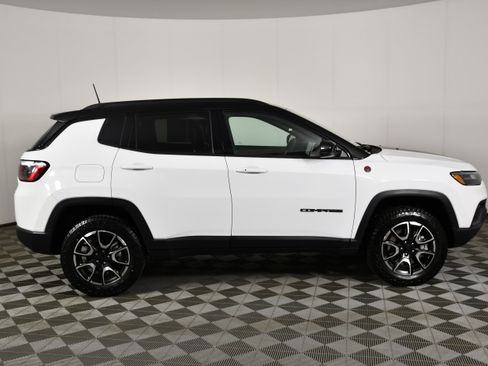 Used 2024 Jeep Compass Trailhawk w/ Trailhawk Convenience Group AWD/4WD image 5