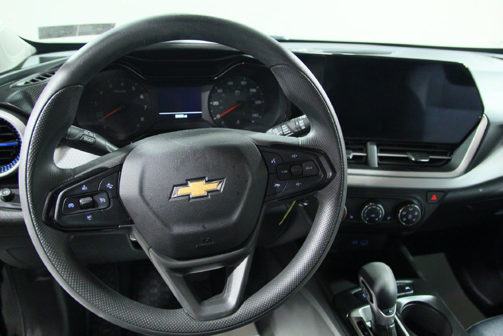 Used 2025 Chevrolet Trax LS w/ LS Convenience Package FWD image 17