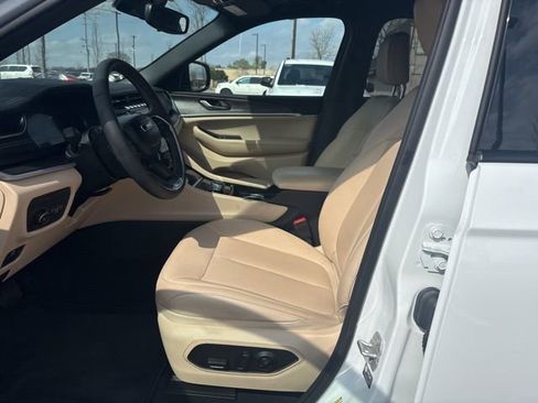 Used 2024 Jeep Grand Cherokee L Limited w/ Black Appearance Package image 32