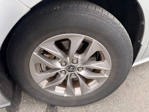 Used 2021 Toyota Sienna LE FWD image 3