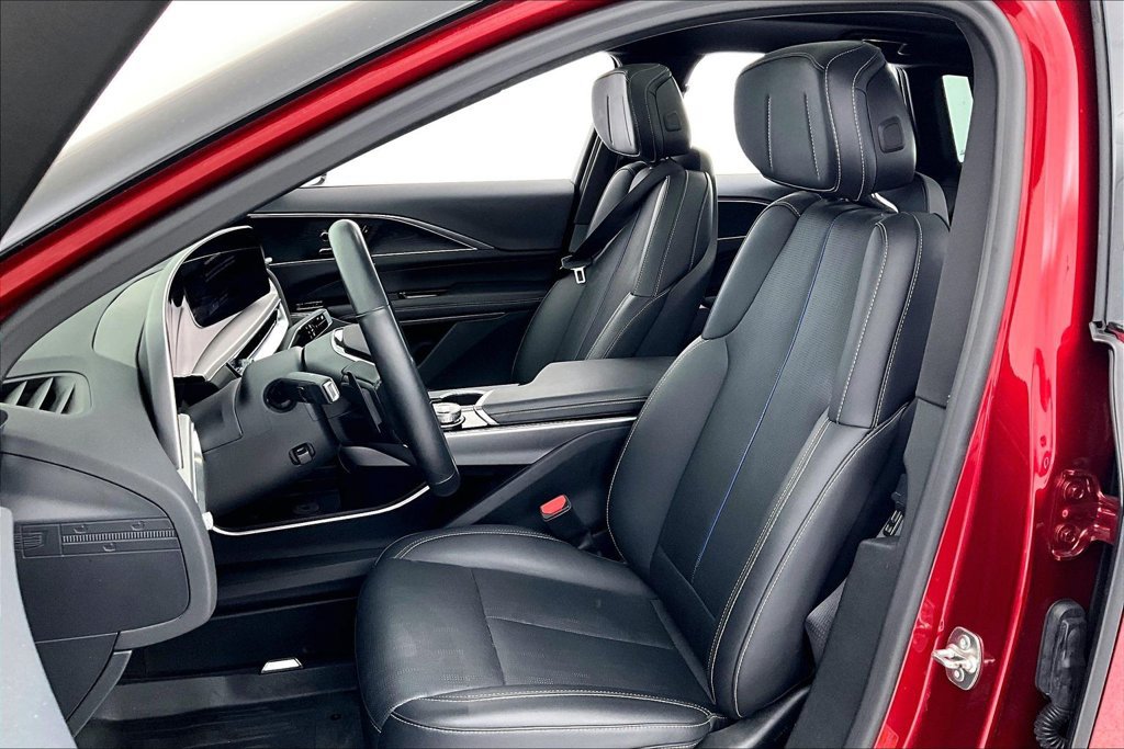 Used 2025 Cadillac Lyriq Sport RWD image 31