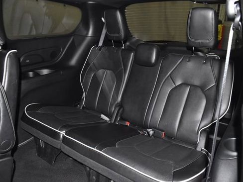 Certified 2025 Chrysler Pacifica Limited image 38