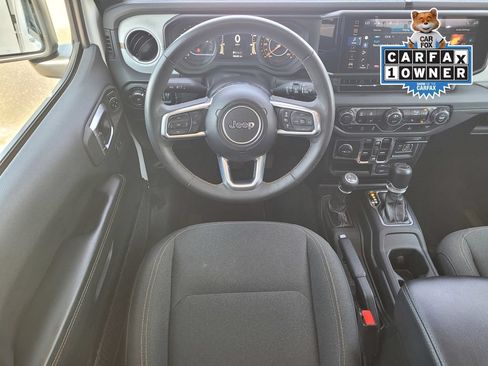 Used 2024 Jeep Wrangler Unlimited Sahara AWD/4WD image 15