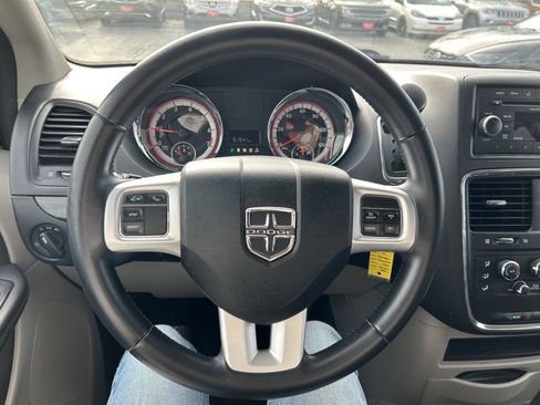 Used 2017 Dodge Grand Caravan SE w/ UConnect Hands-Free Group image 13