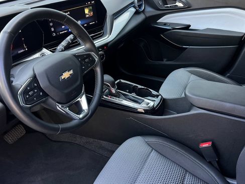 Used 2025 Chevrolet Trax LT w/ LT Convenience Package image 10