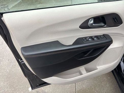 Used 2020 Chrysler Pacifica Touring-L Plus w/ Advanced Safetytec Group image 19