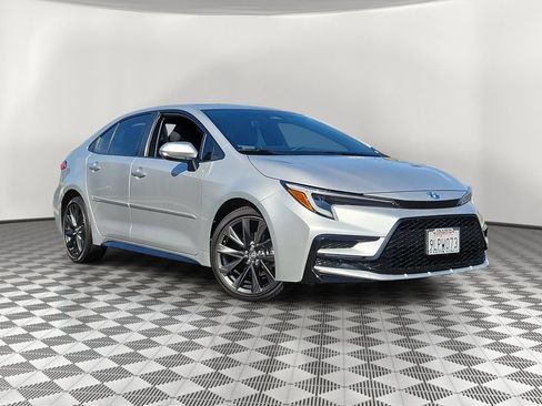 Used 2024 Toyota Corolla SE w/ SE Package FWD image 2