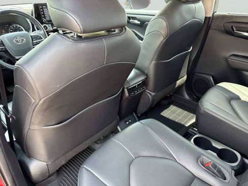 Used 2020 Toyota Highlander XLE AWD/4WD image 14