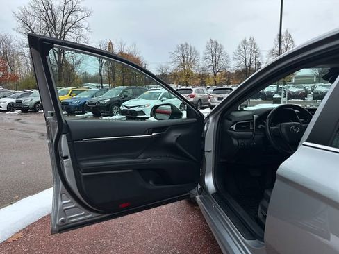Used 2022 Toyota Camry SE image 11