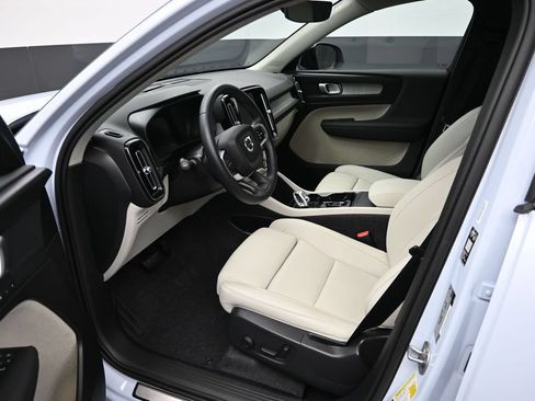 Used 2026 Volvo XC40 B5 Plus AWD/4WD image 9