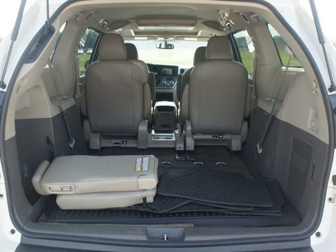 Used 2017 Toyota Sienna XLE Premium FWD image 19