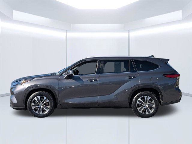 Used 2022 Toyota Highlander XLE FWD image 2