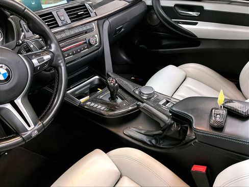 Used 2018 BMW M4 Convertible RWD image 18