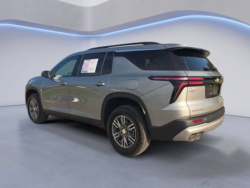Used 2026 Chevrolet Traverse LT FWD image 3
