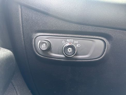 Used 2018 Chevrolet Equinox LT image 16