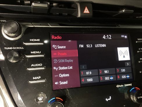 Used 2020 Toyota Camry SE w/ Sunroof Package image 12