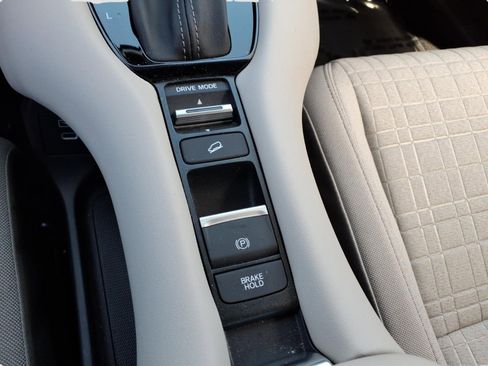 Used 2025 Honda HR-V LX image 19
