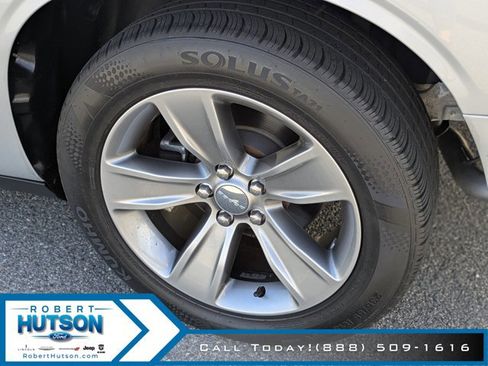 Used 2019 Dodge Challenger SXT image 9