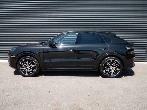 Used 2025 Porsche Cayenne GTS AWD/4WD image 2