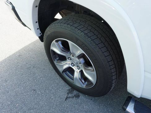 Used 2019 RAM 1500 Laramie AWD/4WD image 4