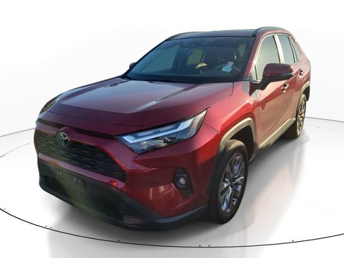 Used 2023 Toyota RAV4 XLE Premium FWD image 3